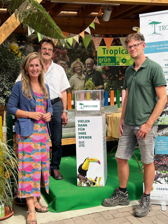 Oliver Prusko (rechts) vom Tropica, Vertreter von Tropica Verde vor Spendenbox im Tropica Café